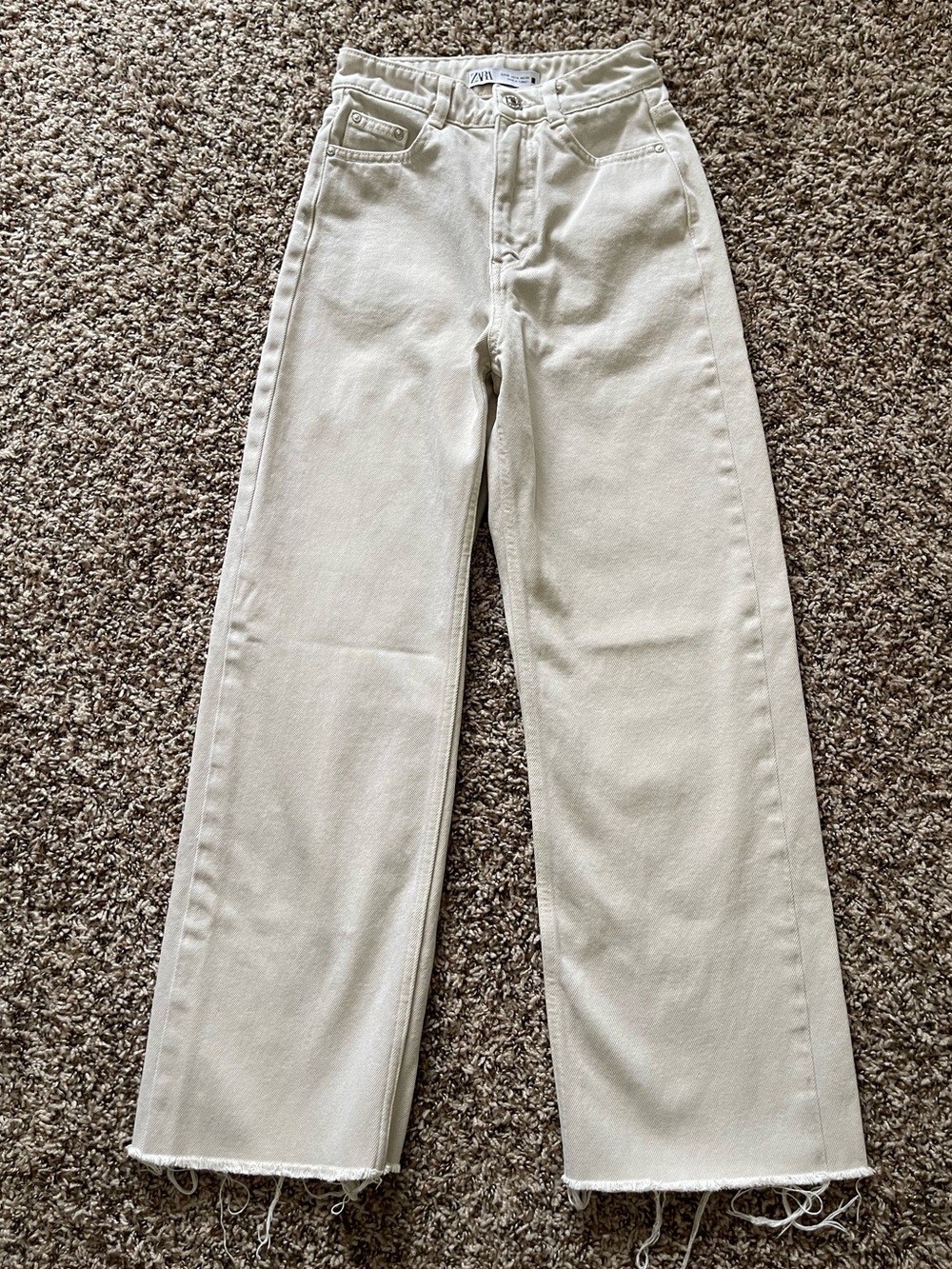 Zara Women’s High Rise Wide Leg Jeans Size 0 Cream Off-White Raw Hem Denim